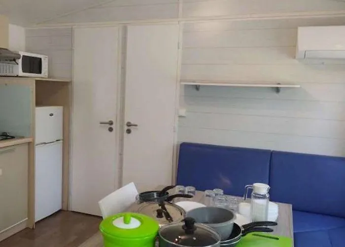 Mobil-home Avec Terrasse Pour 6 Personnes - Api-1-52-545 Camping *